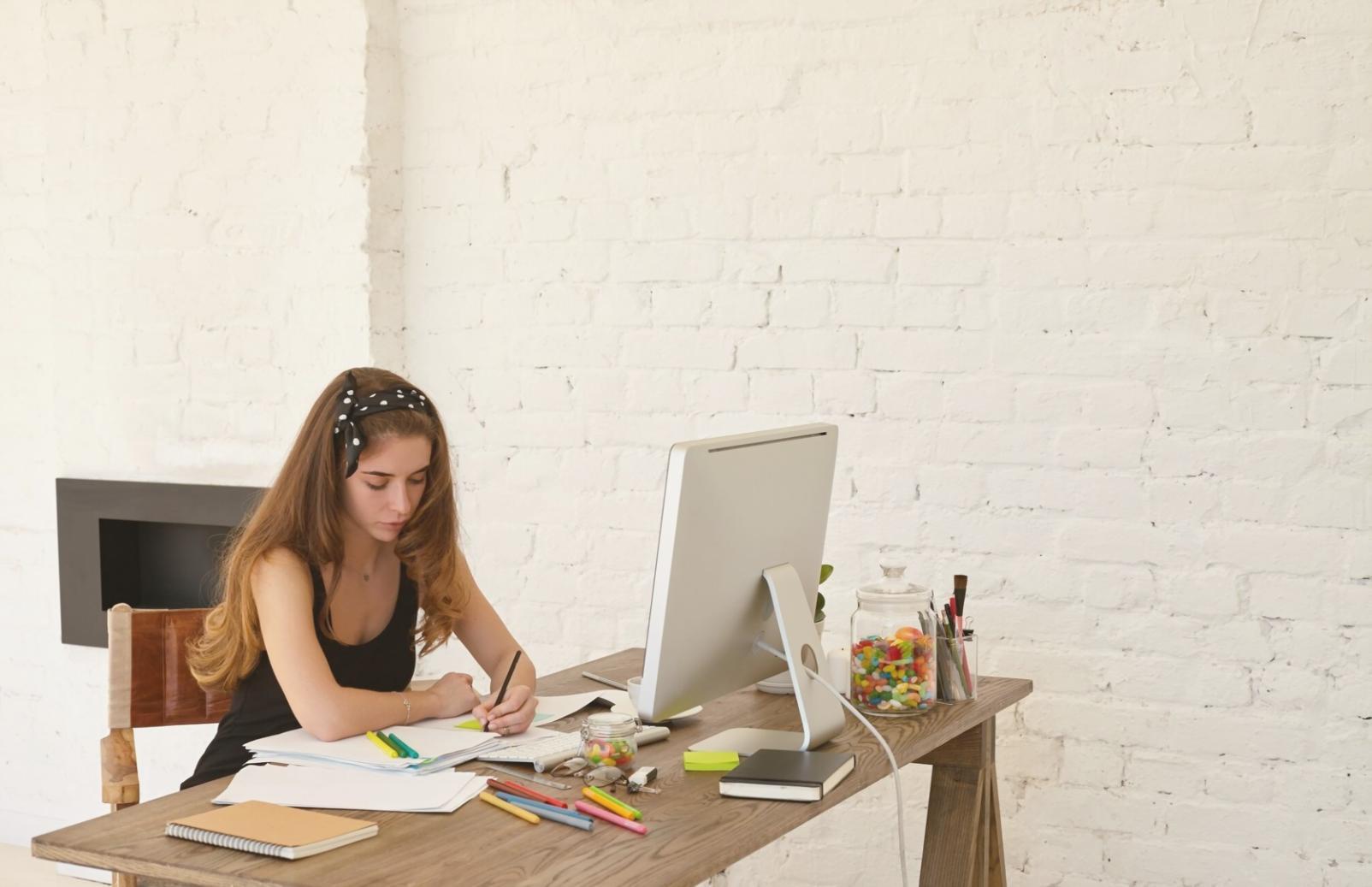 Environnement de développement avec plusieurs écrans montrant des interfaces de trading et de programmation